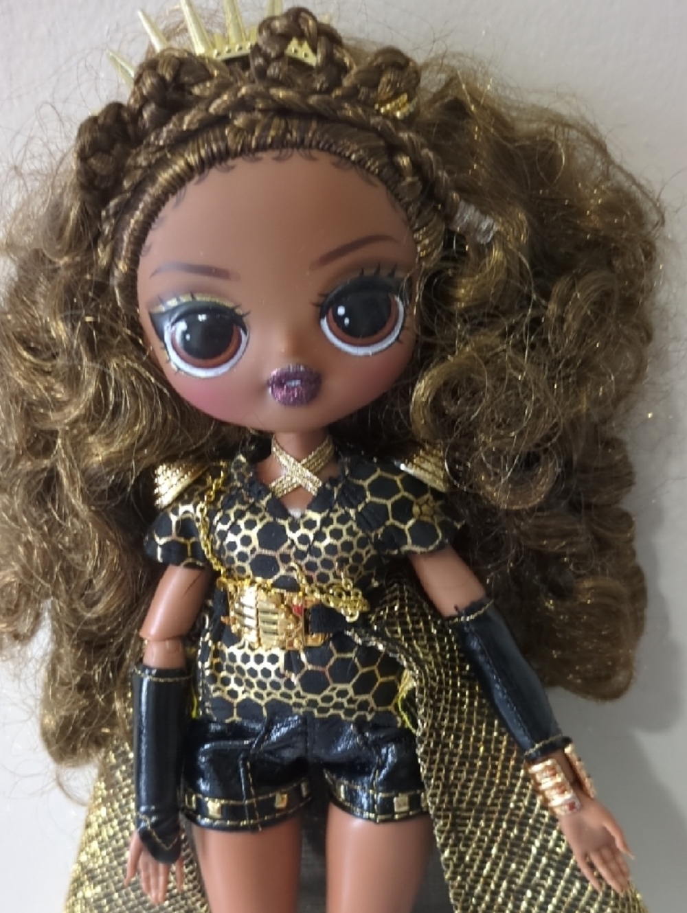 LOL Surprise OMG Fierce Royal Bee Doll 11.5" Gold Outfit & Crown - Picture 6 of 11